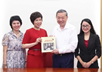 VNA presents photo book on Vietnam Revolutionary Press to Party chief